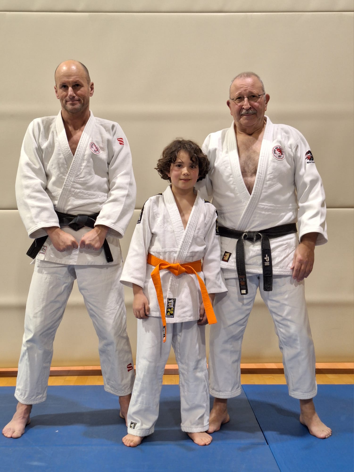 A group of people posing for a picture

Description automatically generated